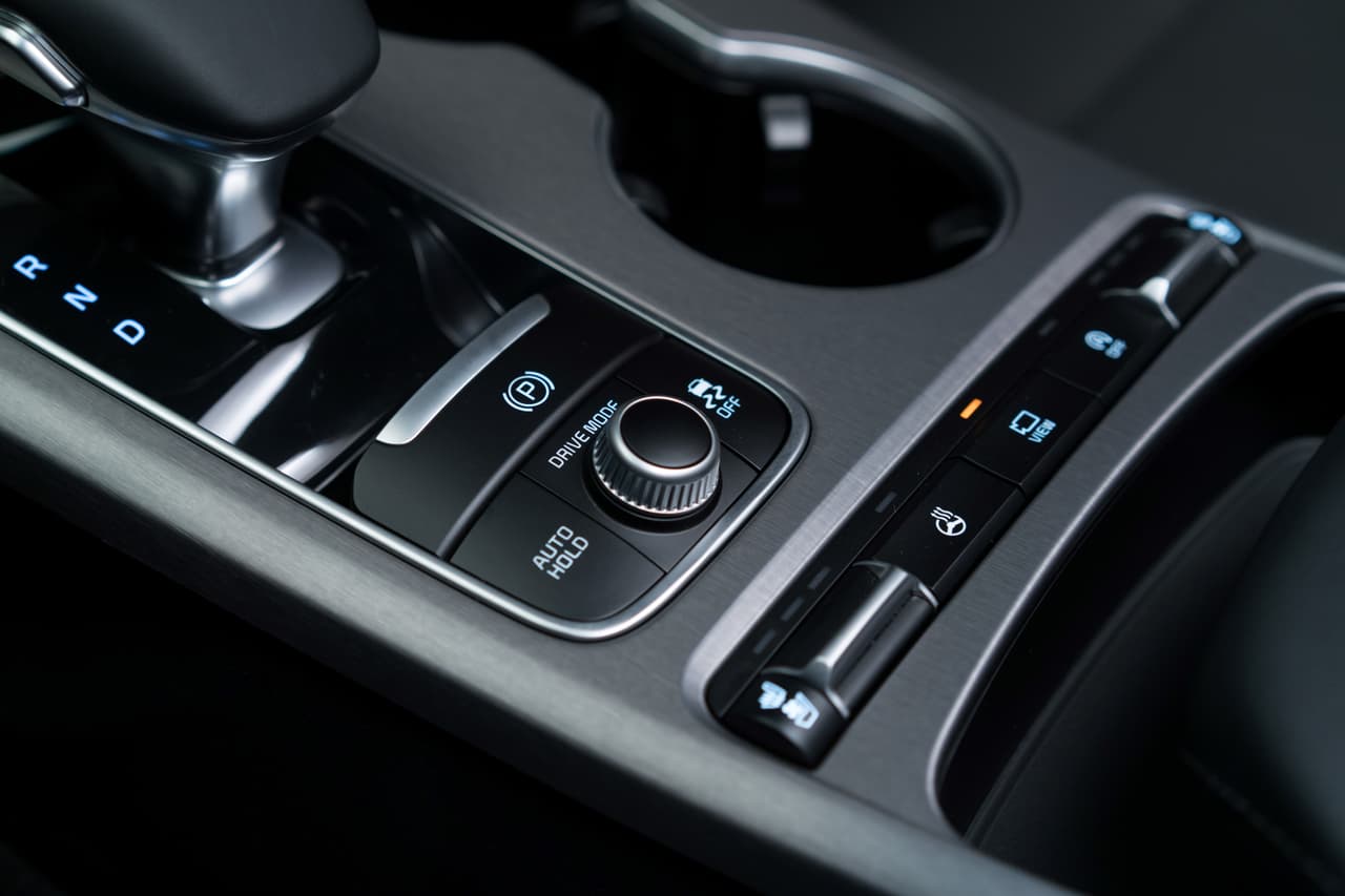 La transmisión de este Kia Stinger 2018 es automática, con una caja de ocho velocidades, y tracción trasera.