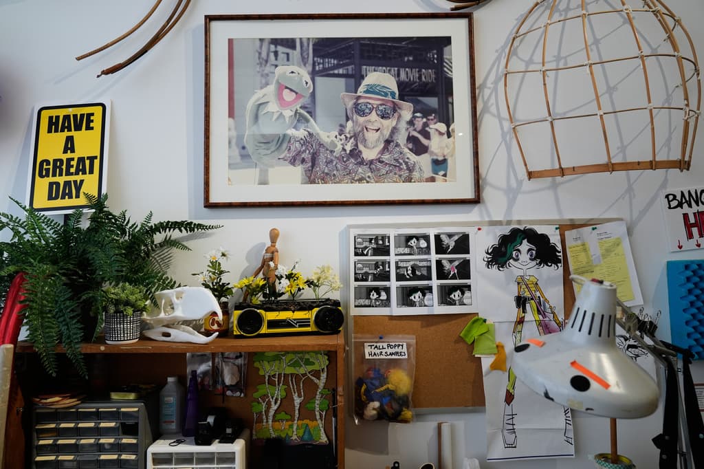 Hay un área que recrea la oficina que Jim Henson tenía en su primer taller, que fundó en los 60 en Manhattan. Cambió de instalaciones en varias ocasiones, pero desde 2009 el 'Jim Henson's Creature Shop' se mantiene en Queens.