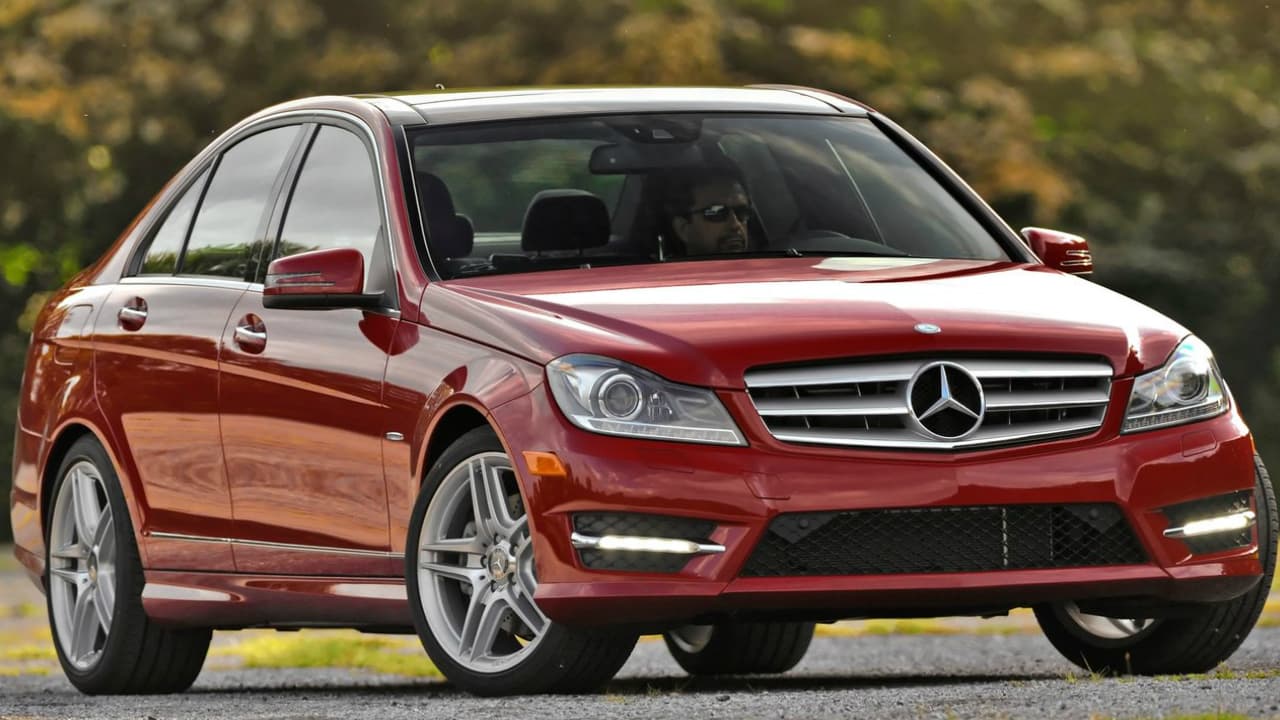 El 
<b>Mercedes-Benz Clase C 2012</b> que aparece en el video fue lanzado al mercado con varias motorizaciones, entre ellas un motor de cuatro cilindros 1.8 litros de 156 hp o un V6 de 3.5 litros y 306 caballos de fuerza. Las transmisiones eran manual de seis velocidades o automática 7G-Tronic Plus.