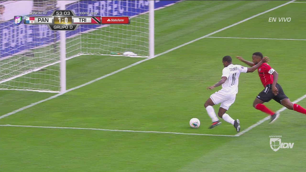 Armando Cooper se quita al arquero y marca el 1-0 de Panamá