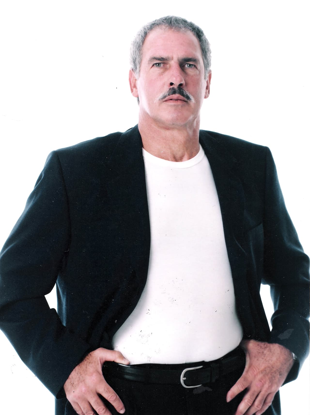 ¿A ti cómo te gusta más este galán? ¿Con o sin bigote?