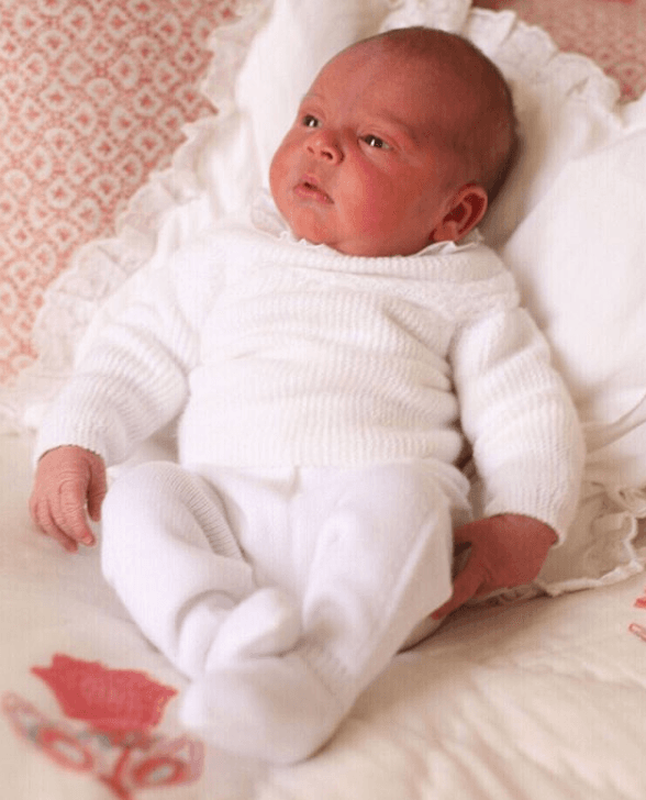 La orgullosa madre tomó esta fotografía del príncipe Louis, que se convirtió en su primera imagen pública y su carta de presentación al mundo.