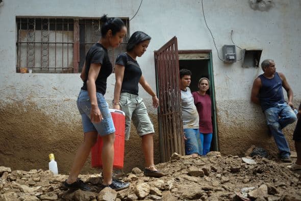 El secretario Ejecutivo de la Coordinadora Nacional para la Reducción de Desastres (Conred), Alejandro Maldonado, dijo a periodistas que las próximas 12 horas serán las más difíciles en el Caribe y norte de Guatemala por las copiosas lluvias, que hasta ahora han dejado a unas 300 personas damnificadas.