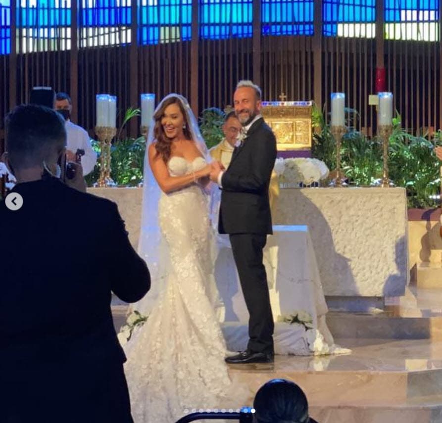 Primero, la cita fue en la iglesia de St. Hugh de Coconut Grove, en Miami, en donde Tanya Charry llegó luciendo un vestido de novia de Oscar de la Renta. 
<br>