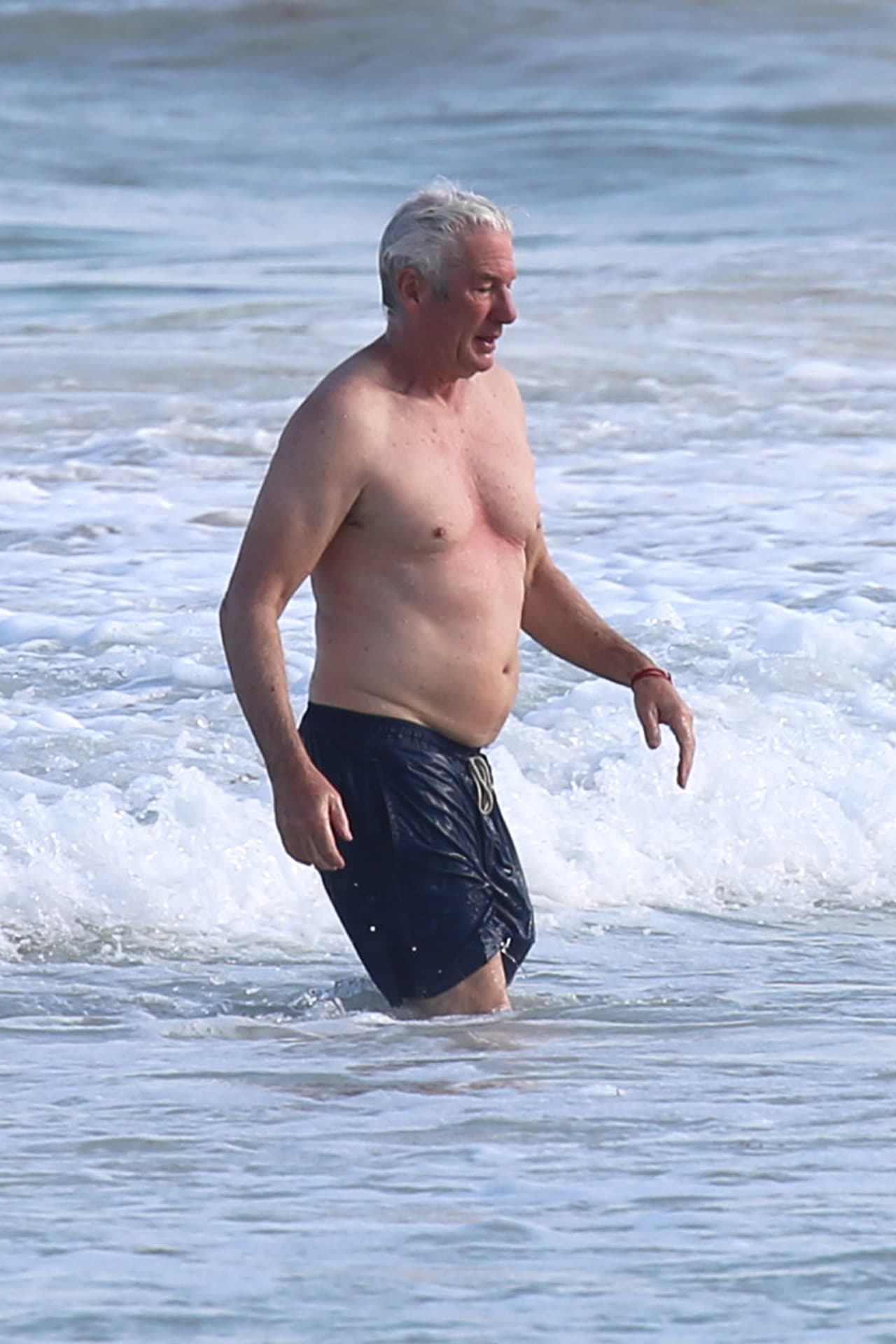 Richard Gere goza del mar en Tulum, México, el de 3 de abril de 2017.