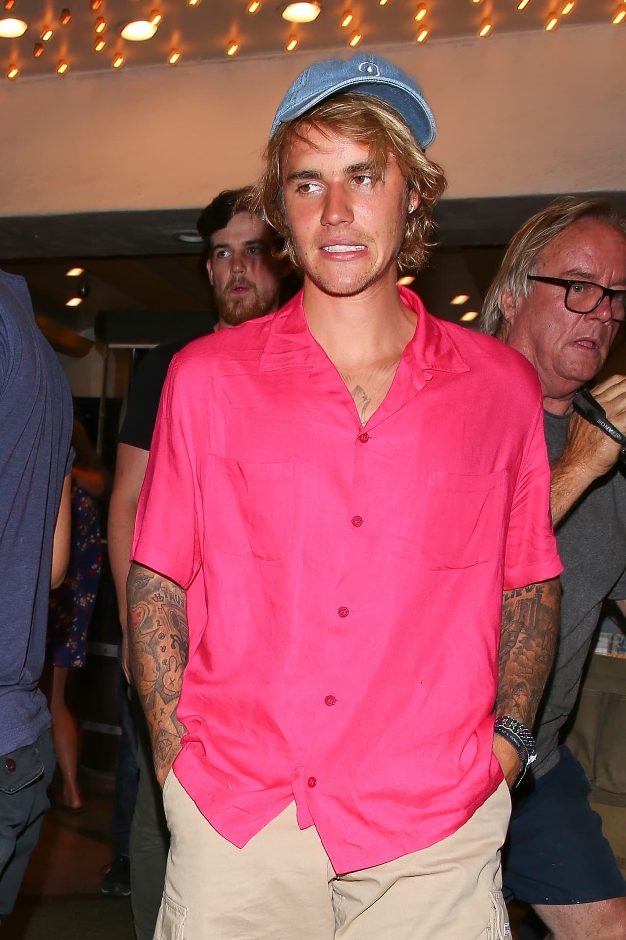 La actitud cariñosa de Justin causó extrañeza, pues frecuentemente el cantante demuestra que no tiene mucha paciencia y 
<b><a href="https://www.univision.com/entretenimiento/justin-bieber-no-exagero-cuando-dijo-estar-harto-de-los-selfies-un-argentino-pago-caro-su-intento">no duda en mostrar su desagrado o enojo con sus fans,</a></b> aún frente a los paparazzi.