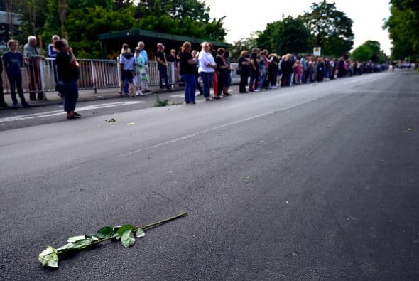 A su paso, los estudiantes lanzaron flores blancas.