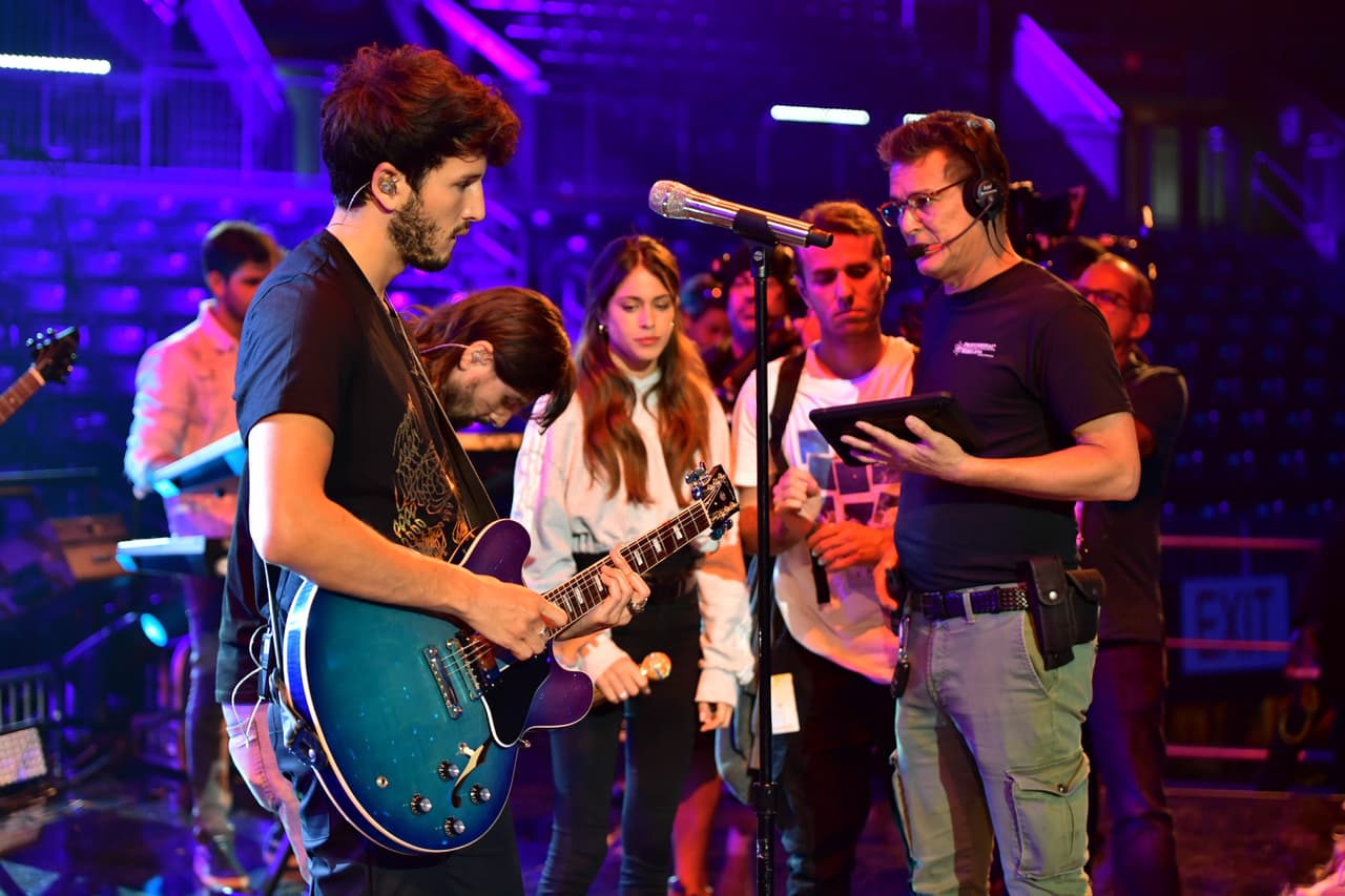 La pareja romántica del momento interpretará el tema 'Cristina'; aquí reciben indicaciones por parte de la producción.