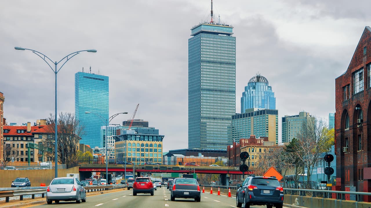 <h3 class="cms-h3-H3"><b>6. Boston, Massachussets</b></h3>
<br>Costo de propiedad y mantenimiento: 
<b>76</b>
<br>Tráfico e infraestructura: 
<b>97</b>
<br>Seguridad: 
<b>60</b>
<br>Acceso a vehículos y a su mantenimiento: 78
<br>Dato curioso: 
<b>Boston es la ciudad de EEUU con menor cantidad de talleres mecanicos por habitante.</b>