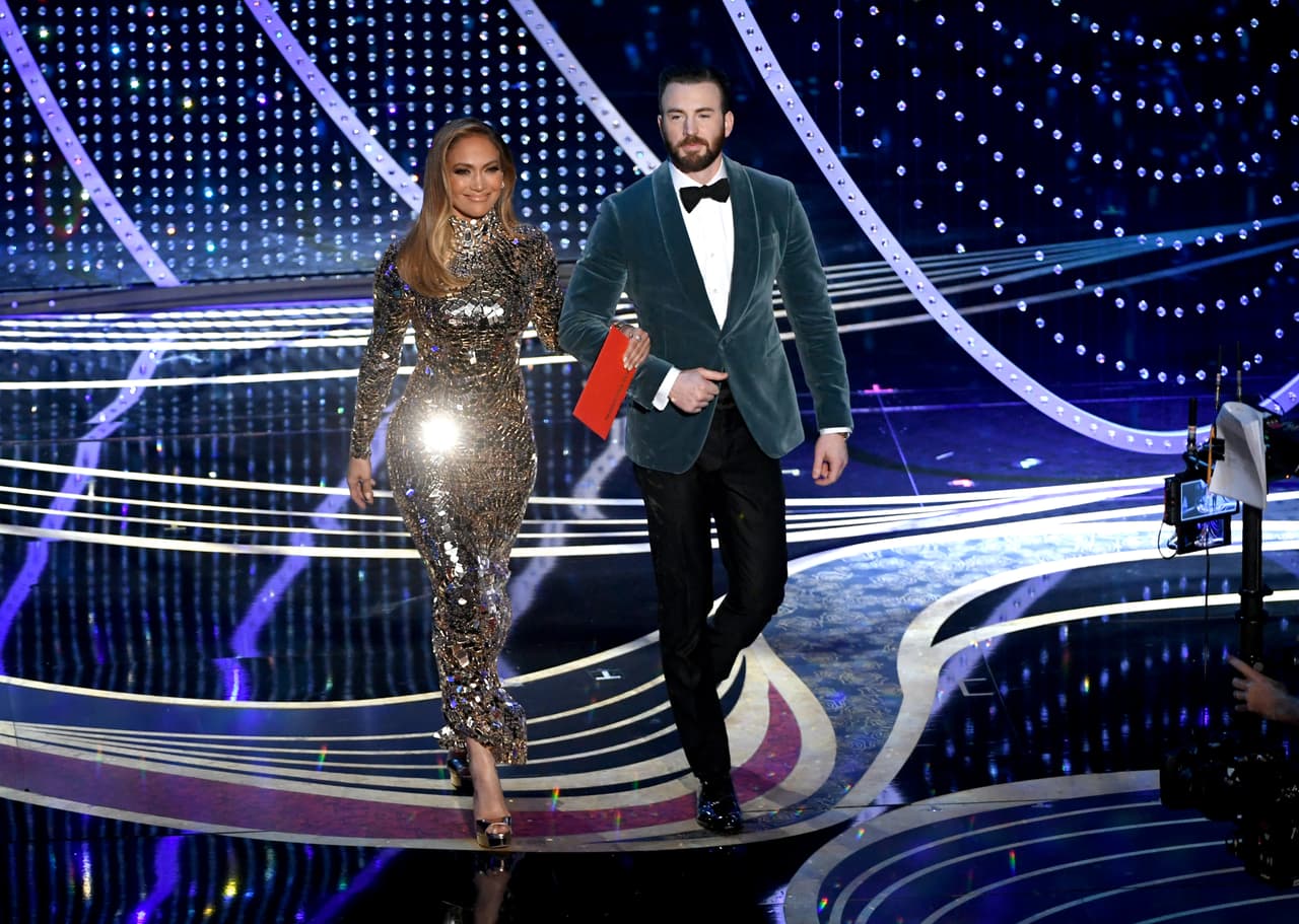 Jennifer López presenta junto con el actor Chris Evans un galardón en los premios Oscar 2019.