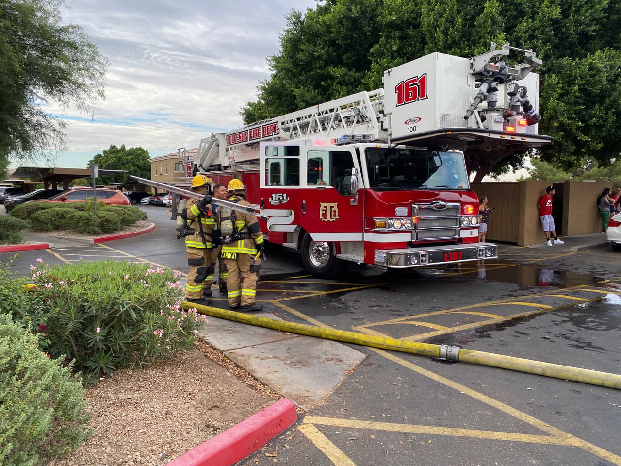 El departamento de bomberos indica que cinco personas fueron desplazadas por el incendio.