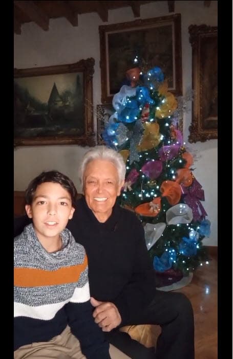 Ambos se conocieron vía Internet y
<b>tienen un hijo juntos, Juan Alberto</b>, quien está en plena adolescencia.
<br>