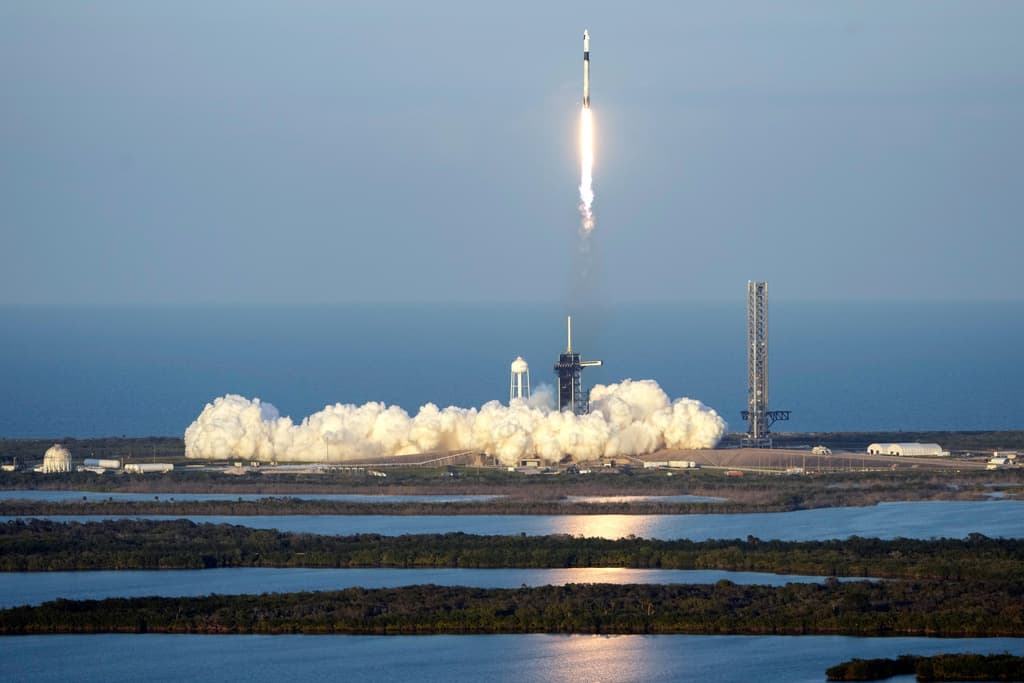 <b>Acoplamiento automatizado con la EEI: </b>Se espera que la nave se acople automáticamente al módulo Harmony de la EEI el 15 de marzo, mostrando los avances tecnológicos en maniobras espaciales no tripuladas.