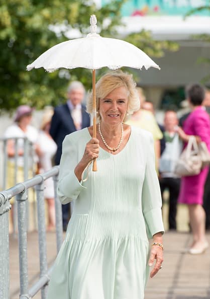 Y ella en todo momento sonrió a las cámaras.