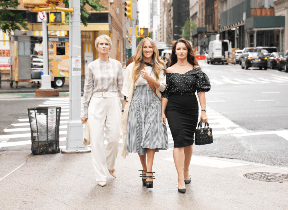 La serie aborda la complicada vida y realidad de las protagonistas a sus 50 años.