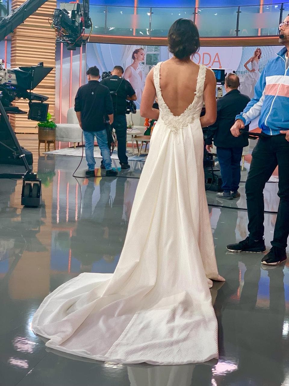 El vestido de líneas puras con el que desfiló Francisca tiene un escote pronunciado en la espalda con detalles de flores y cristal.