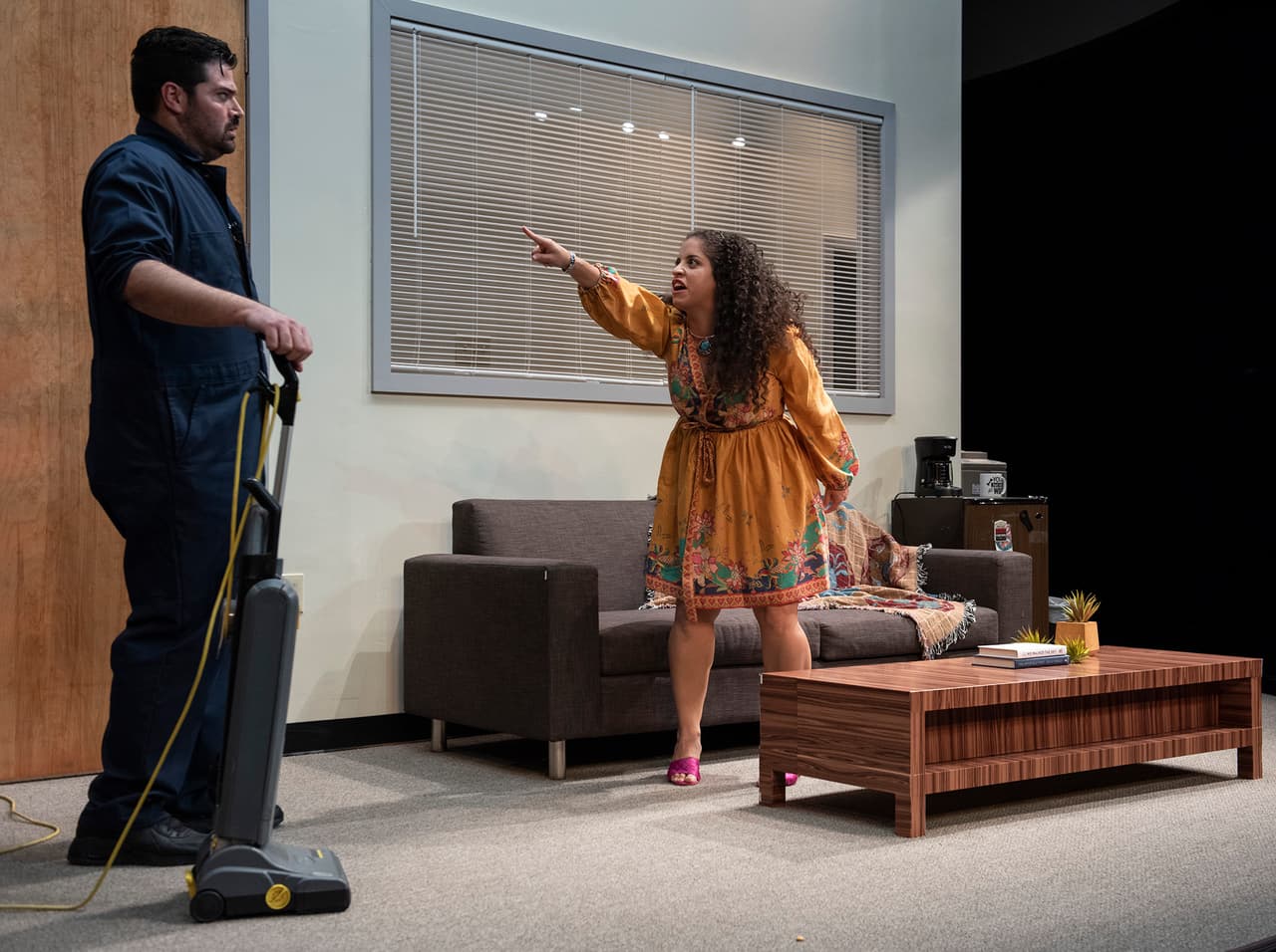 FADE: La historia de amistad y traición entre una escritora latina y un conserje 