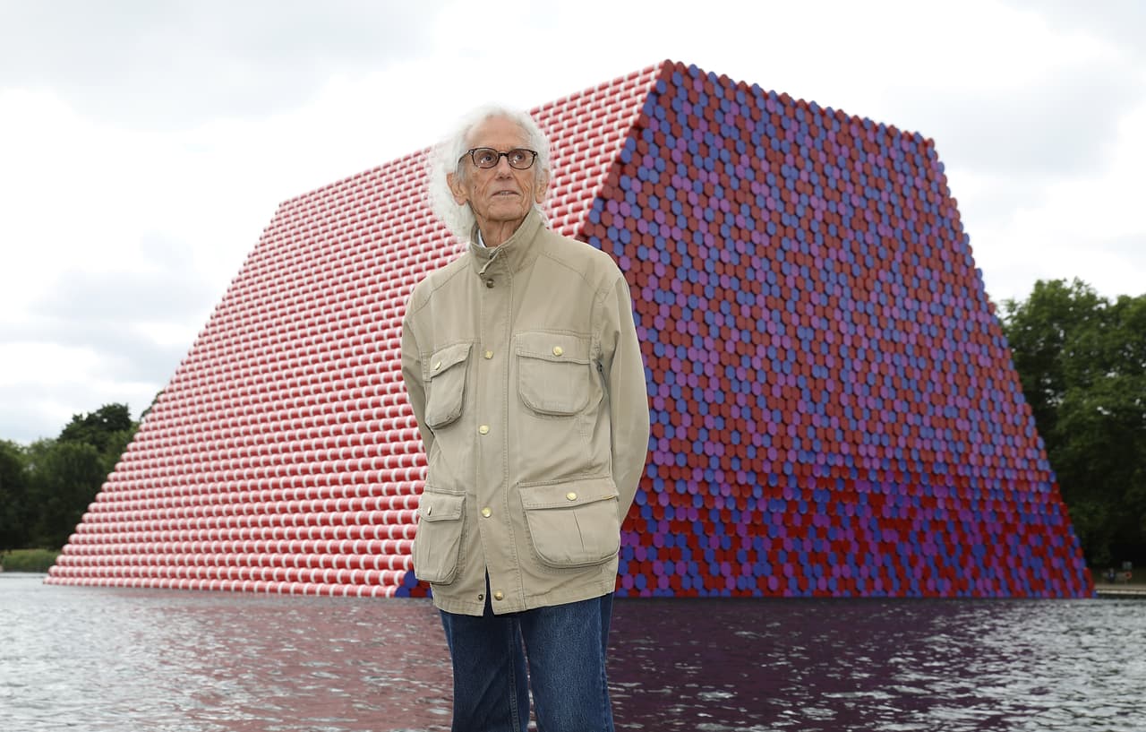 <b>Christo, 84 años.</b> Este artista fue reconocido por sus proyectos de arte público masivo, que a menudo consistía en envolver grandes estructuras en tela. Falleció el 31 de Mayo.