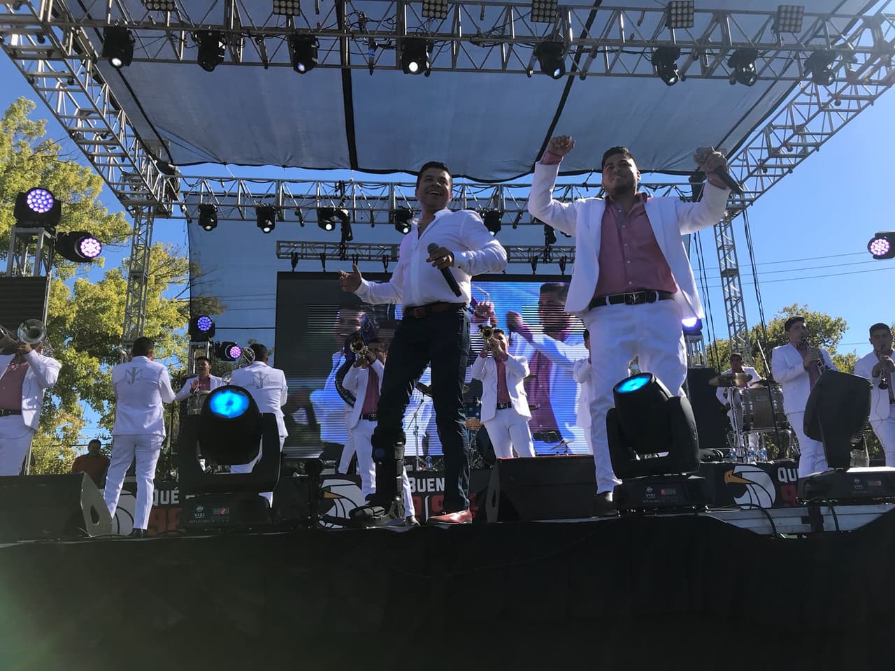 Y a pesar de que andaba lastimado de un pie pues lo pisó un becerro mientras estaba en su rancho, Jorge Medina no faltó a la cita.