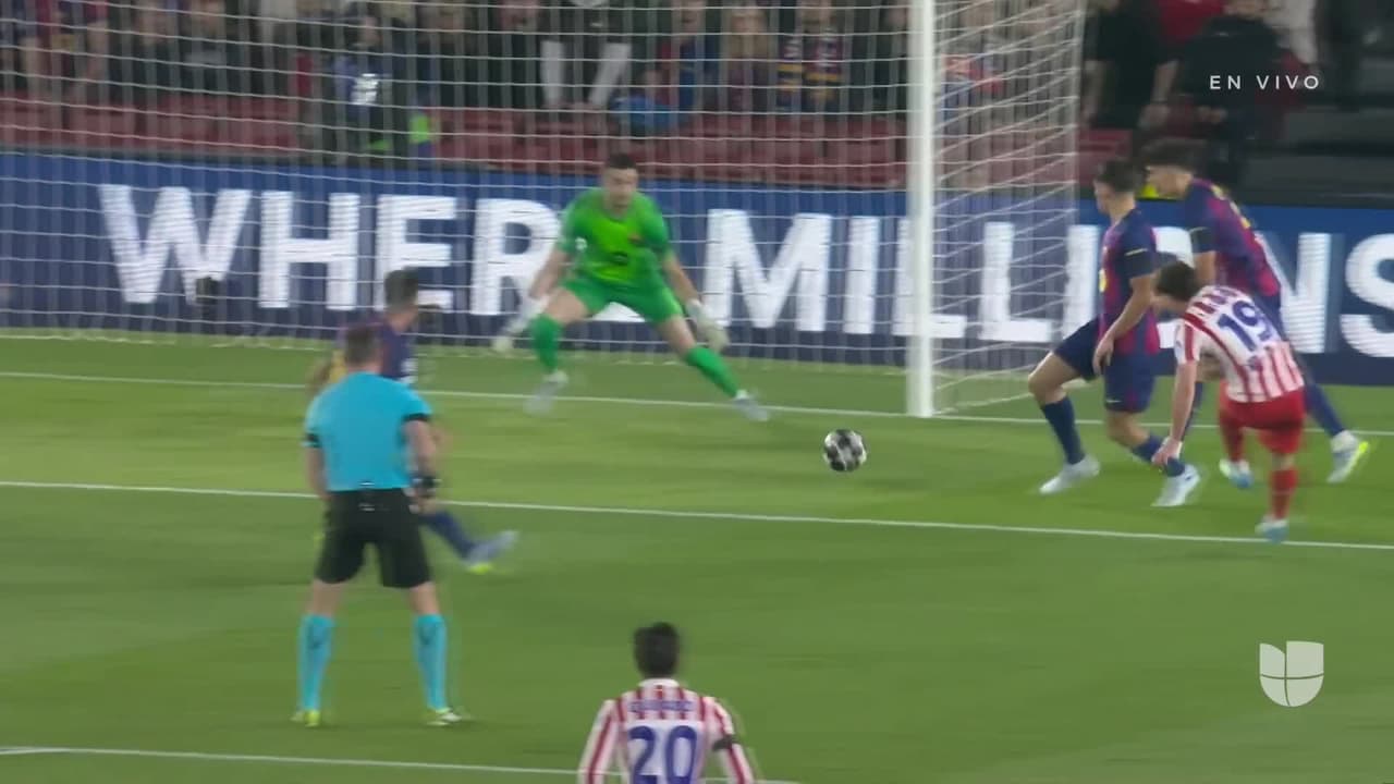 ¡Se salva el Barcelona! La araña recorta y dispara a las manos de García