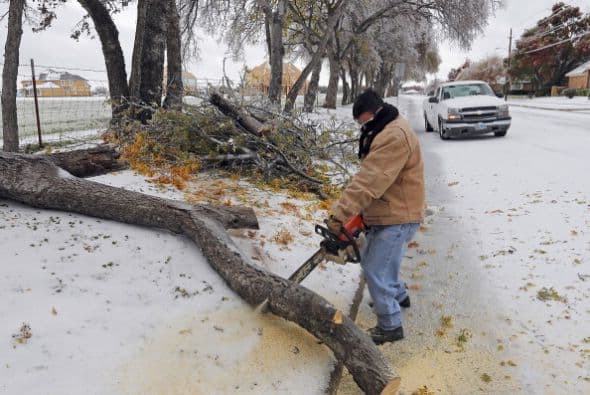 Uso de sierras motorizadas circulares, de cinta, de cadena, alternativas, tijeras de guillontina, astilladoras de madera y discos de corte abrasivos.