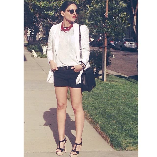 Pero ella no se encasilla en ese estilo, pues también la vemos con atuendo más atrevidos.