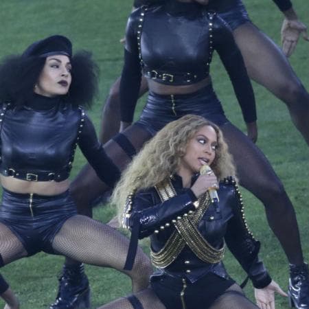 Beyoncé durante su actuación en la Super Bowl 50