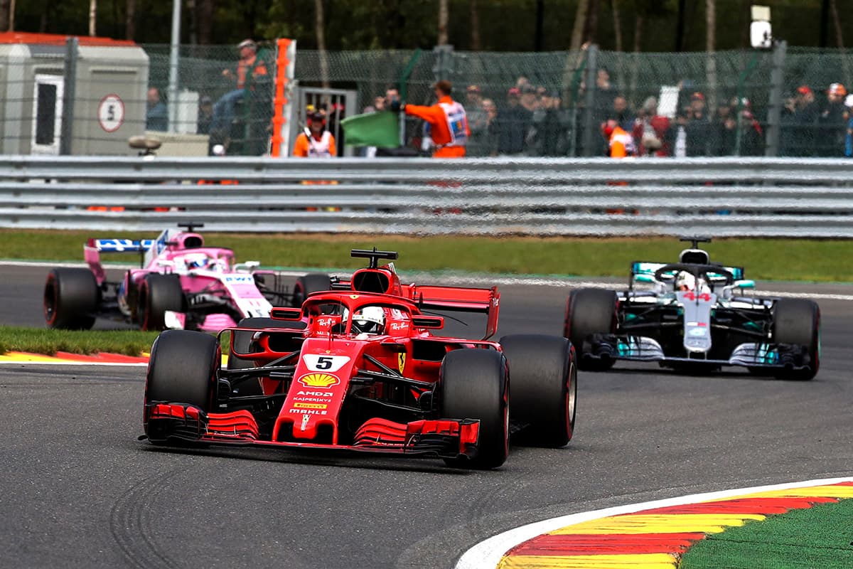 Fue en la segunda vuelta de lacarrera cuando Sebastian Vettel hizo el sobrepaso sobre Lewis Hamilton que prácticamente definió la competencia.