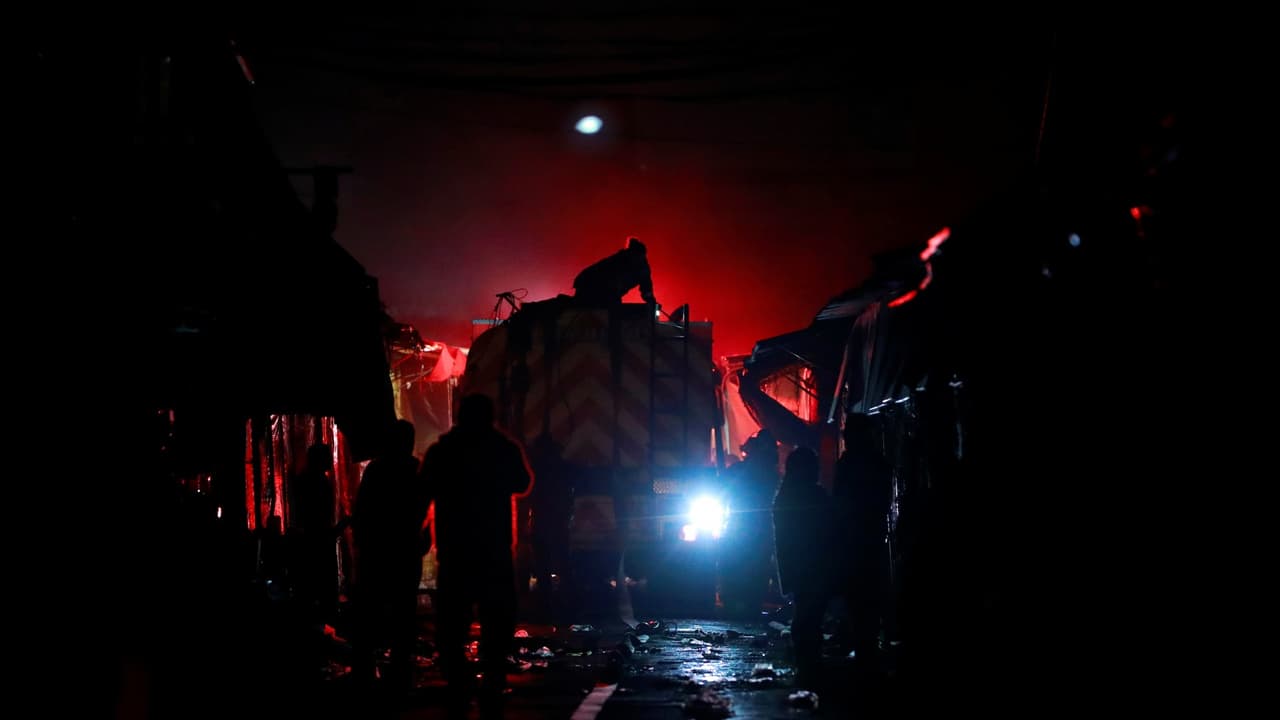 Incendio en un mercado de la Ciudad de México deja dos personas muertas en la víspera de Navidad