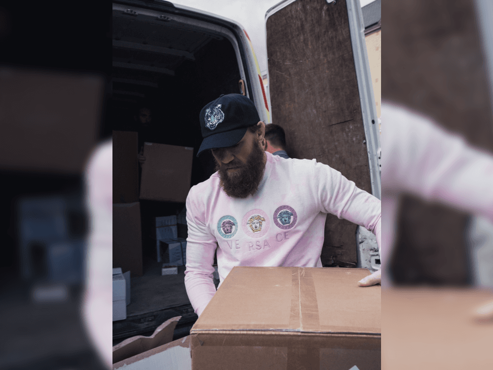 El luchador ha compartido en sus redes sociales, imágenes de cómo entrega todos estos materiales.