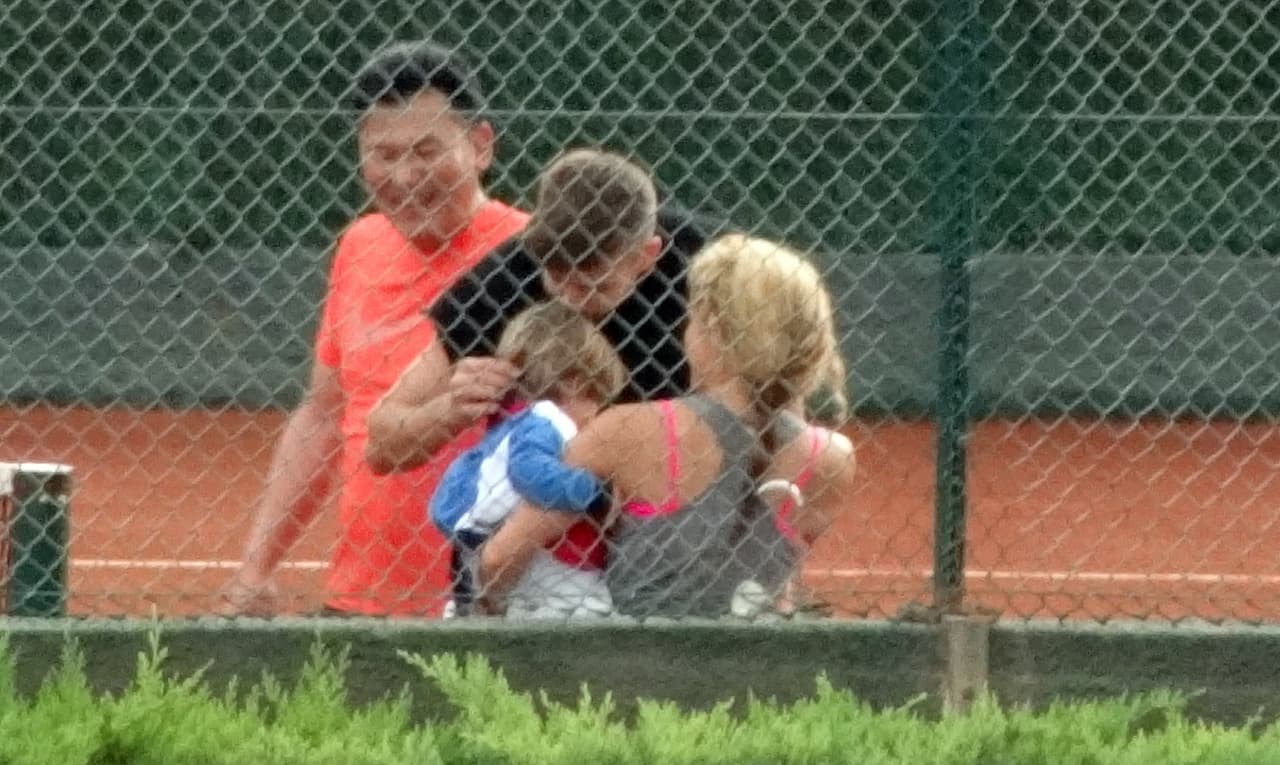 Los dos llenaban a Sasha de besitos.