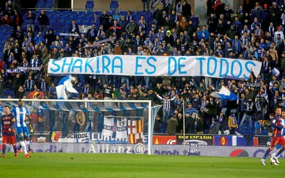 En una de las pancartas del equipo rival del Barcelona se pudo leer esta leyenda, en la que se hacía alusión a la barranquillera.