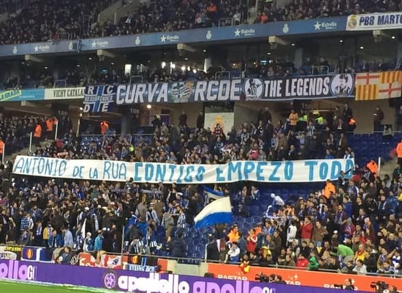 Y por si fuera poco, minutos después se mostró otra pancarta en donde apareció el nombre del ex de 'Shaki', ¡qué incómodo!