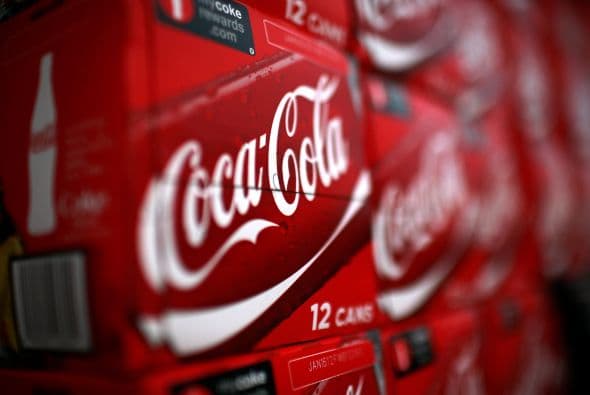 COCA-COLA- Esta compañía internacional superó las expectativas de 2011 pese a una baja de 27% de su beneficio neto, a 8,600 millones de dólares. Llevado a las acciones, el beneficio corriente anual aumentó 3.84 dólares, mejor que los 3.82 dólares esperados por los analistas.