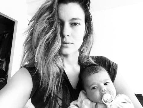 Pero la paz reinó muy poco entre la familia Mayer- Subtil, pues la brasileña volvió a acusar públicamente a Sergio Mayer Jr. de no hacerse cargo de su hija y reveló al programa Ventaneando que nadie de su entorno se preocupaba por la niña, decidiendo abandonar la casa de la actriz y llevándose a la bebé con ella.