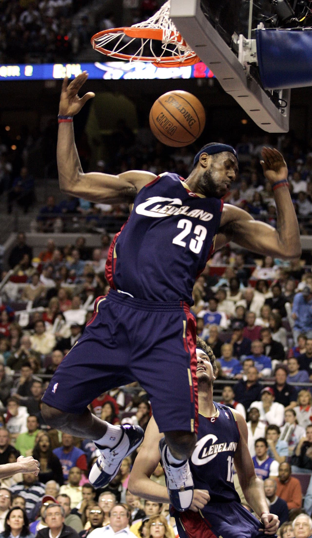 En la temporada 2005-2006 LeBron aportó a la clasificación de los Cavaliers a los playoffs por primera vez desde 1998. Allí cayeron en la segunda ronda frente a los Detroit Pistons.