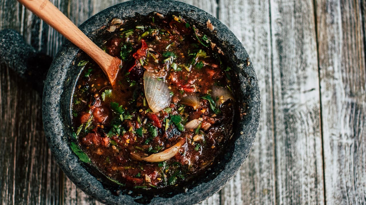 Cuatro salsas mexicanas de molcajete