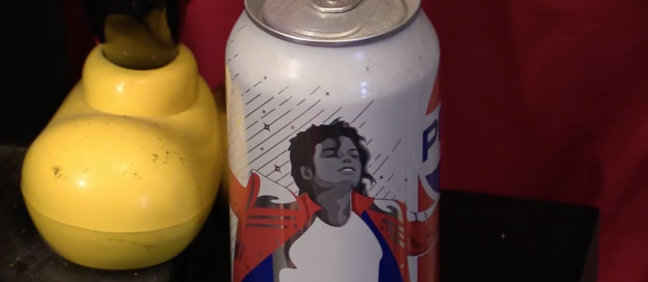 Michael Jackson fue imagen publicitaria de Pepsi. Los envases fueron importados desde el estado de Massachusetts.