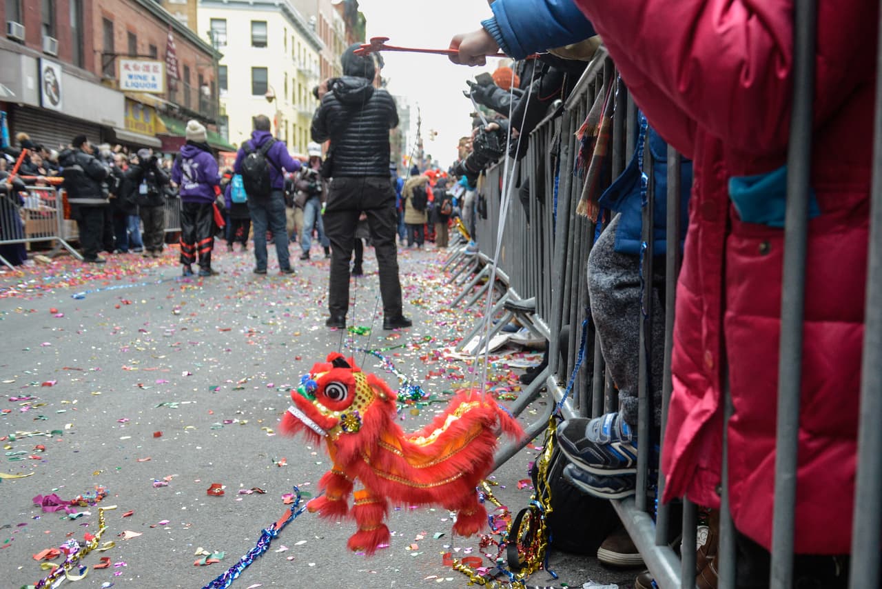 Una persona sostiene una marioneta de dragón durante el desfile lunar chino del Año Nuevo en Chinatown.