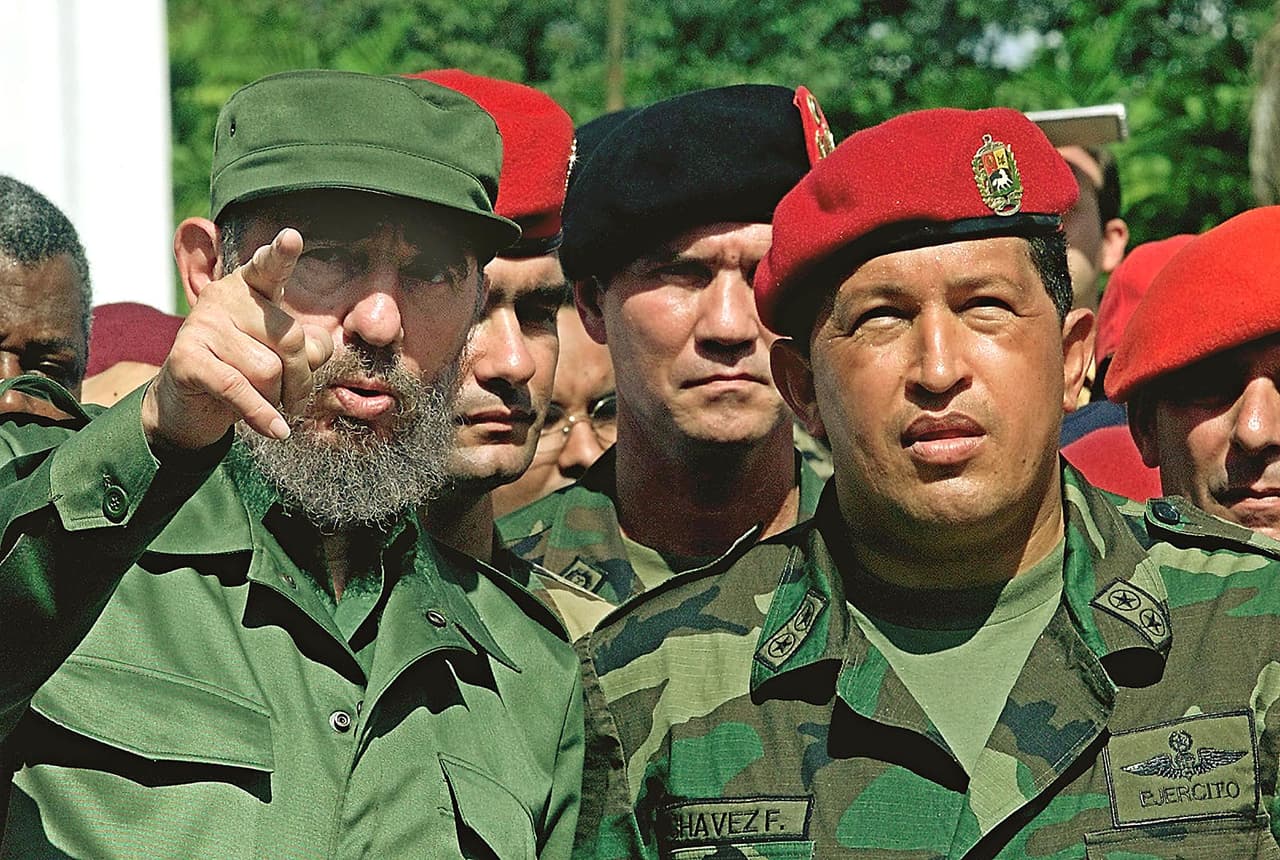 <b>Siempre Fidel.</b> El mandatario más cercano a Hugo Chávez fue el cubano Fidel Castro. Lo consideraba su principal consejero y “padre” de su proyecto político. Esta fotografía de los gobernantes reunidos fue tomada en el aniversario de la independencia venezolana, en el año 2000, uno de sus muchos encuentros.