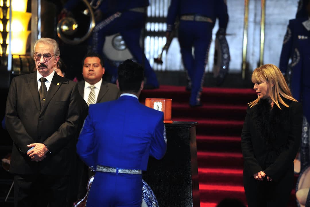 Otros actores de telenovela también asistieron al homenaje como Humberto Elizondo y Leticia Perdigón, quienes hicieron guardia a las cenizas de Juan Gabriel.