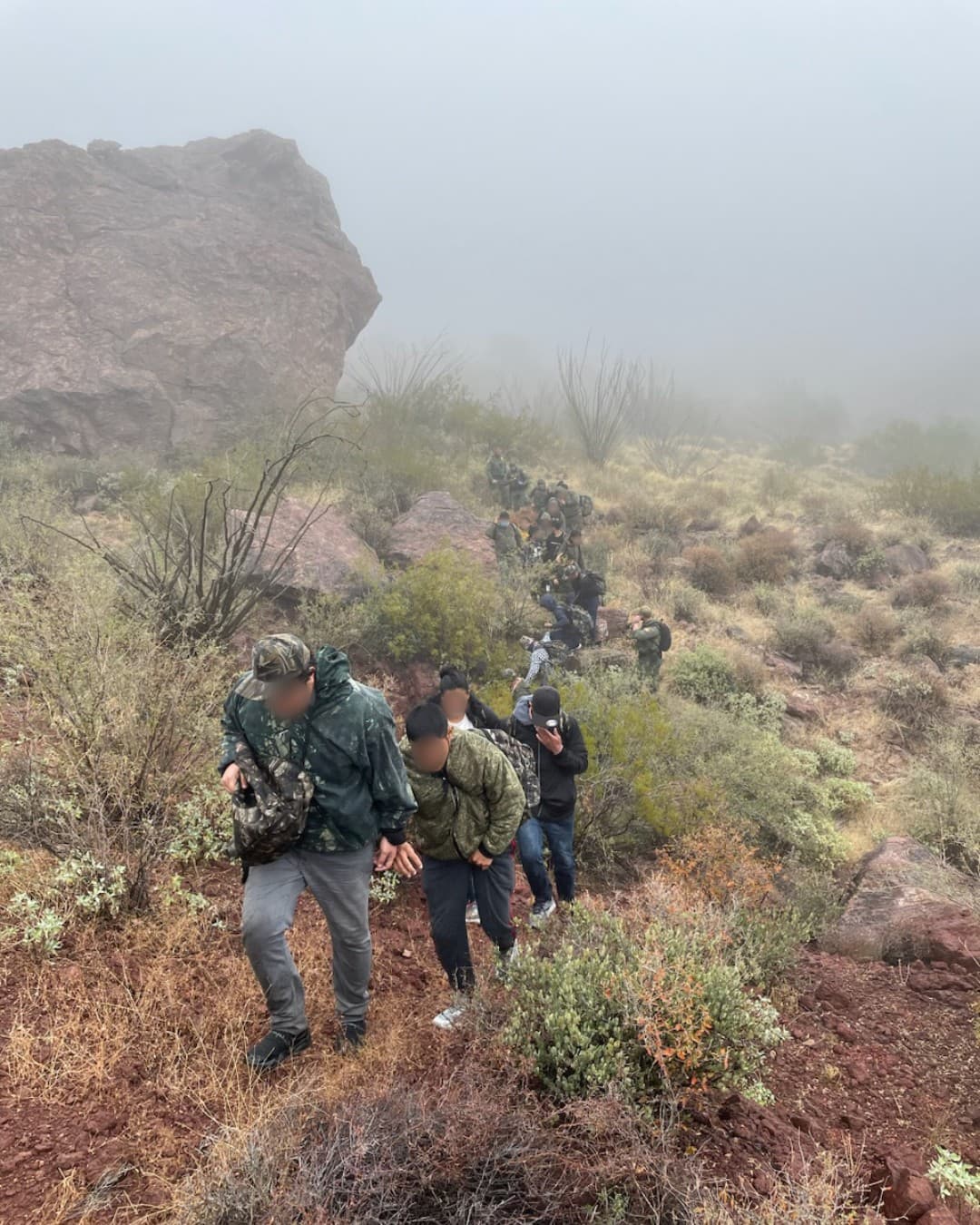 En las montañas cerca de Ajo, Arizona, encontraron este grupo de 22 migrantes, todos adultos de México y Guatemala, caminando entre la neblina. Todos fueron detenidos cuando intetaban evadir la detección de las autoridades migratorias, tuiteó el jefe del sector John Modlin.