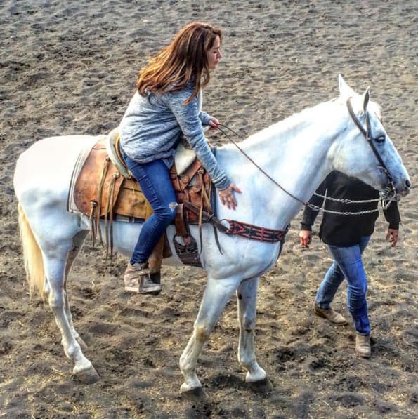 Está tomando clases para saber montar a caballo.