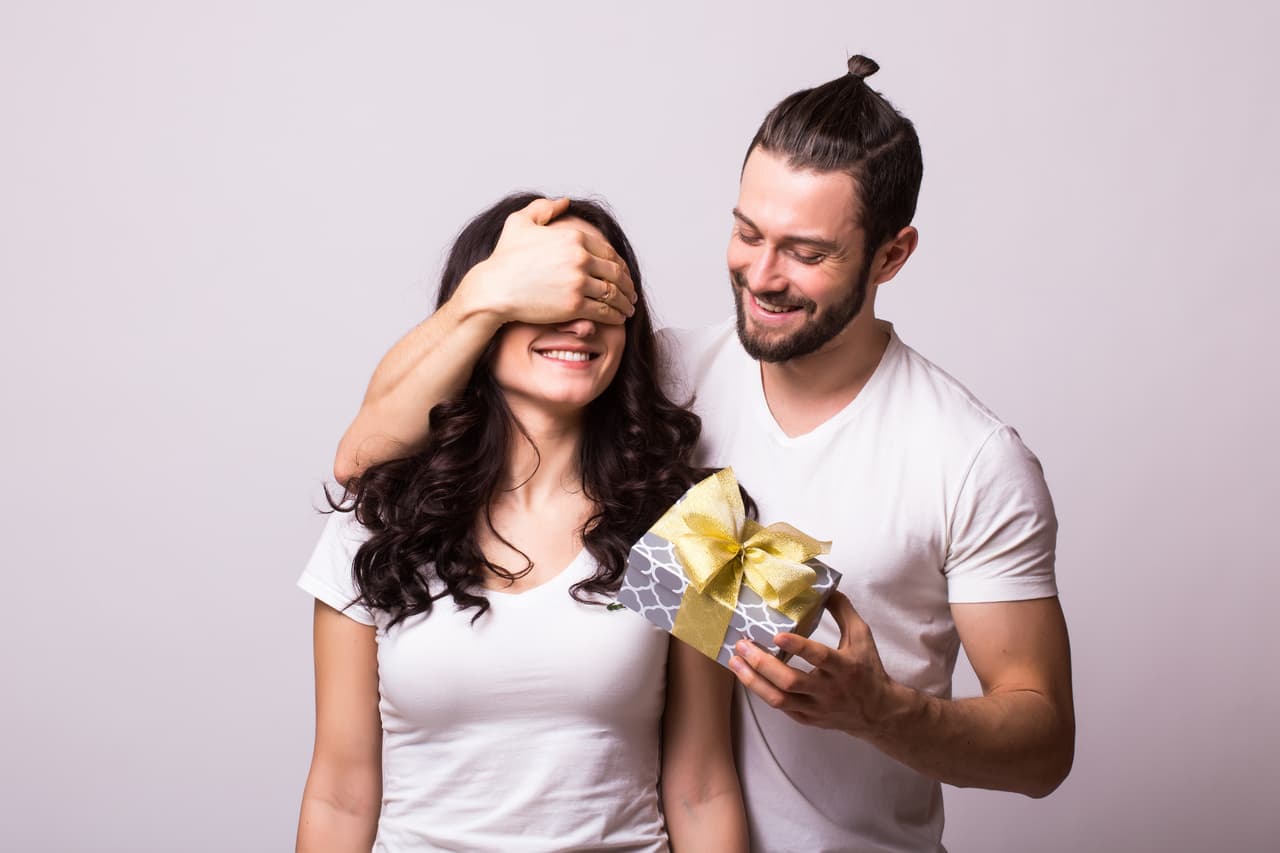 “La capacidad masculina para ofrecer protección física está claramente conectada con el estereotipo de género de los hombres como protectores. Y en una sociedad que alienta a los hombres a ser dominantes y las mujeres sumisas, la imagen hombres altos y las mujeres pequeñas refuerza esta idea", afirmó George Yancey en su estudio ‘Does height matter?’, hace unos años, explicando otra razón por la que las mujeres los prefieren altos.