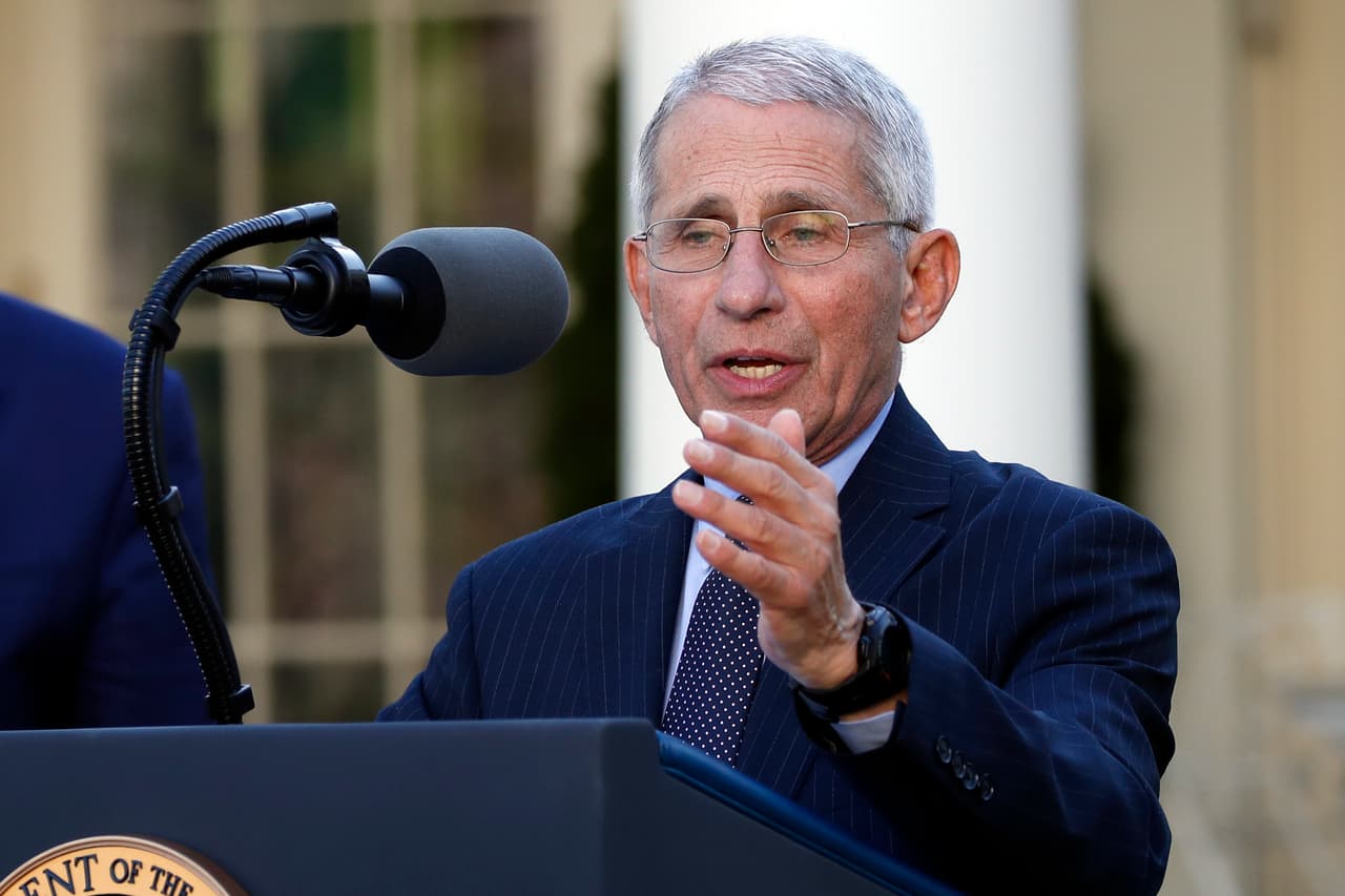 Trump arremete contra Fauci, luego da un paso atrás