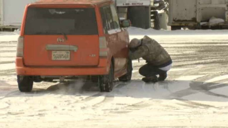 La patrulla de caminos también enfatizó la importancia de contar con los equipos necesarios en vehículos livianos, para transitar en autopistas resbaladizas por acumulación de agua.