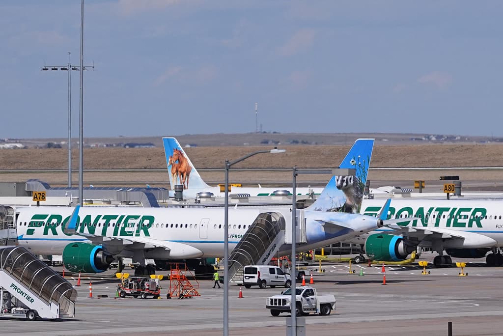 Un vuelo de Frontier con destino a Los Ángeles vivió momentos de tensión en Denver después de arrollar a un peatón en la pista, lo que provocó humo en la cabina, un incendio en el motor y la evacuación. Los pasajeros fueron reubicados y una familia que viajaba a un torneo en LA optó por regresar por carretera.