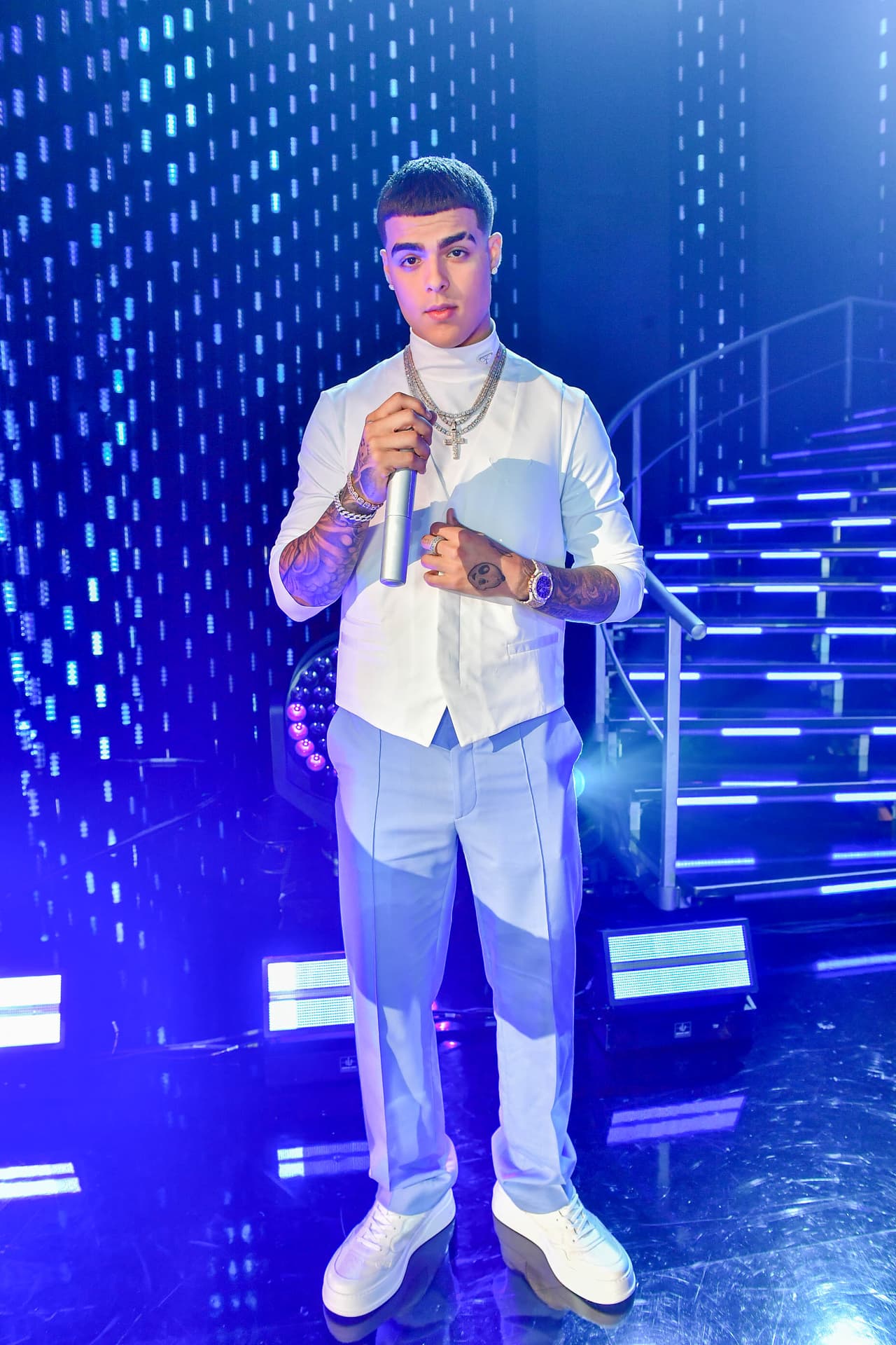 <b>Lunay</b> también encendió el escenario de Nuestra Belleza Latina y su look fue una camisa y tenis blancos y un pantalón azul claro. Además de un collar y un reloj.