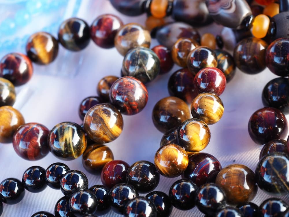 Por eso, el ojo de tigre es una piedra ideal para aquellos que buscan terminar una relación dependiente, tóxica o simplemente que ya no quieran, porque busca romper conexiones emocionales, exaltando nuestro valor y autoestima para reconocer algo que no nos está dejando cosas buenas.