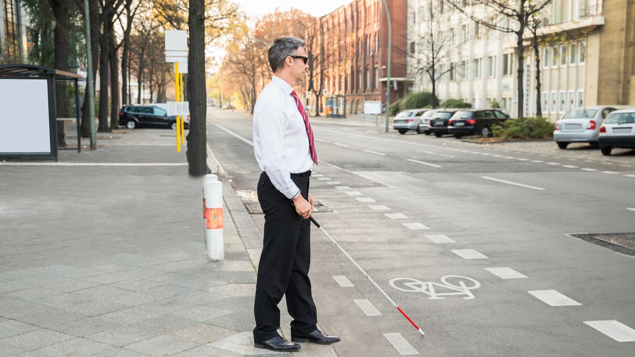 <h3 class="cms-h3-H3">CONTRA: A veces los carros muy silenciosos pueden ser peligrosos</h3>
<br>Un auto totalmente silencioso implica un peligro latente para algunos transeúntes. Desde un peatón distraído hasta una persona con la visión comprometida que depende de su audición para determinar si es seguro cruzar una calle. Muchos fabricantes se han dado a la tarea de diseñar ruidos artificiales para sus vehículos eléctricos a fin de evitar este peligro.
<br>